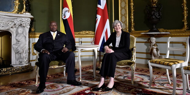 Die britische Premierministerin Theresa May trifft sich während der Somalia-Konferenz in London mit Ugandas Präsident Yoweri Museveni Die britische Premierministerin Theresa May trifft sich während der Somalia-Konferenz in London mit Ugandas Präsident Yoweri Museveni