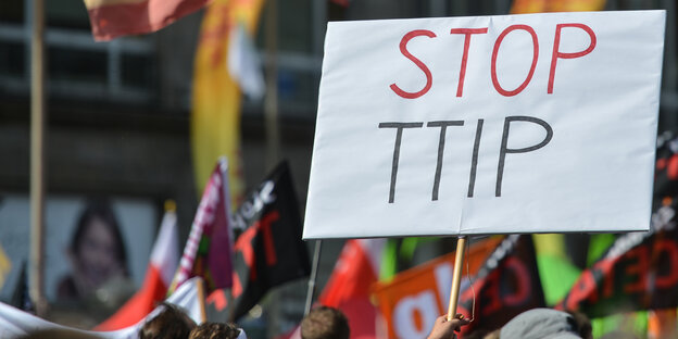 Ein "Stop TTIP"-Transparent auf einer Demo. Ein "Stop TTIP"-Transparent auf einer Demo.