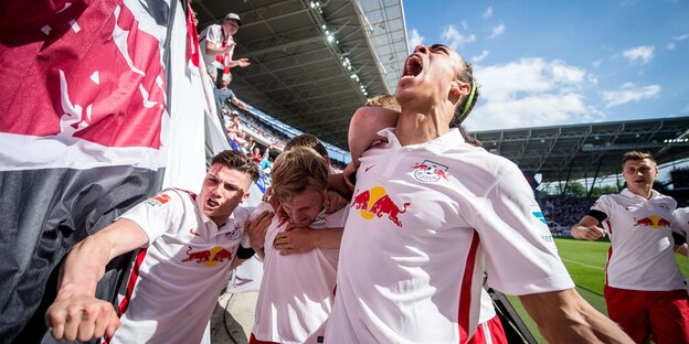 Fußballer von RB Leipzig im Jubel vor der Tribüne Fußballer von RB Leipzig im Jubel vor der Tribüne