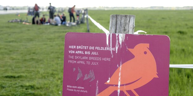 Ein Schild auf dem Tempelhofer Feld verkündet: Hier brütet die Feldlerche von April bis Juli Ein Schild auf dem Tempelhofer Feld verkündet: Hier brütet die Feldlerche von April bis Juli