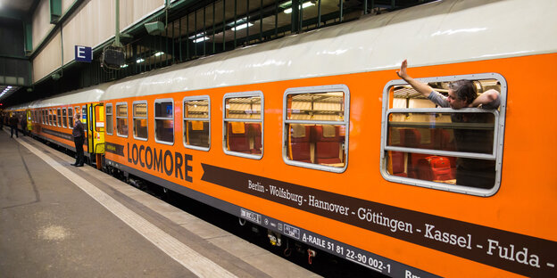 Orangefarbener Bahnwaggon Orangefarbener Bahnwaggon