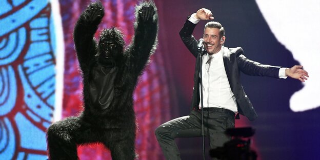 Der italienische ESC-Kandidat tanzt auf der Bühne, neben ihm ein Mann in Affenkostüm Der italienische ESC-Kandidat tanzt auf der Bühne, neben ihm ein Mann in Affenkostüm