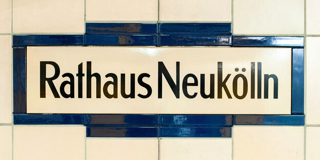 Der schriftzug "Rathaus Neukölln" an der gleichnamigen U-Bahn-Station Der schriftzug "Rathaus Neukölln" an der gleichnamigen U-Bahn-Station