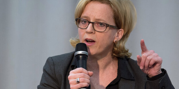 Eine Frau steht vor einem SPD-Logo Eine Frau steht vor einem SPD-Logo