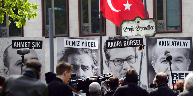 Menschen, Plakate mit Gesichtern von Journalisten und die türkische Flagge Menschen, Plakate mit Gesichtern von Journalisten und die türkische Flagge