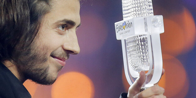 Salvador Sobral mit ESC-Trophäe