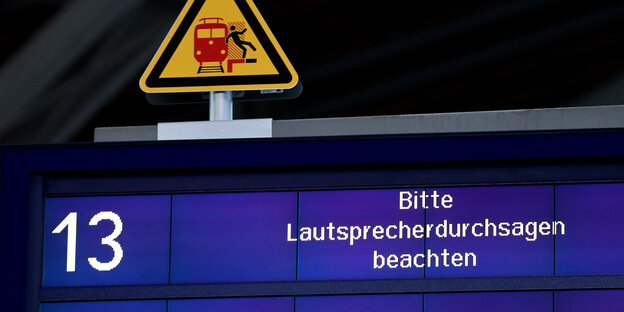 Anzeigentafel der Deiutschen Bahn. Darauf steht: Bitte Lautsprecherdurchsagen beachten Anzeigentafel der Deiutschen Bahn. Darauf steht: Bitte Lautsprecherdurchsagen beachten