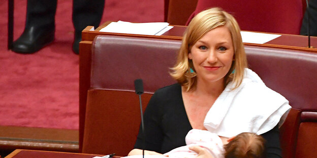 Abgeordnete Larissa Waters stillt ihr Baby im australischen Parlament Abgeordnete Larissa Waters stillt ihr Baby im australischen Parlament