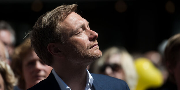 Lindner im Profil mit geschlossenen Augen Lindner im Profil mit geschlossenen Augen