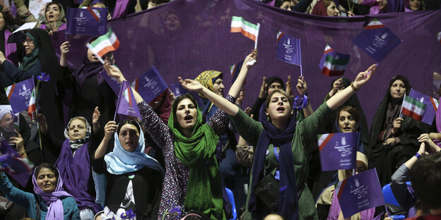 Anhängerinnen des iranischen Präsidenten Rohani jubeln bei einer Wahlkampfveranstaltung Anhängerinnen des iranischen Präsidenten Rohani jubeln bei einer Wahlkampfveranstaltung