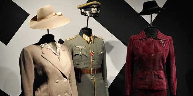 Eine Uniform, zwei Kostüme Eine Uniform, zwei Kostüme