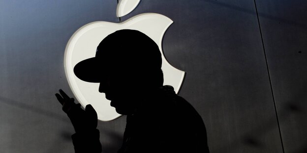 Ein Mann spricht in ein Iphone Ein Mann spricht in ein Iphone