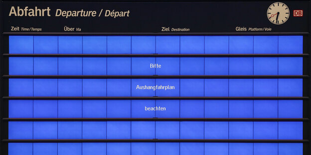 ie elektronische Anzeigentafel der Bahn im Hauptbahnhof Leipzig zeigt nur den Schriftzug «Bitte Aushangfahrplan beachten». ie elektronische Anzeigentafel der Bahn im Hauptbahnhof Leipzig zeigt nur den Schriftzug «Bitte Aushangfahrplan beachten».