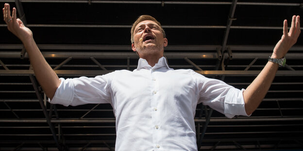 Christian Lindner steht auf der Bühne und gestikuliert wie ein Prediger Gestik Christian Lindner steht auf der Bühne und gestikuliert wie ein Prediger Gestik