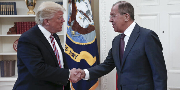 Donald Trump und Sergej Lawrow reichen sich die Hände Donald Trump und Sergej Lawrow reichen sich die Hände