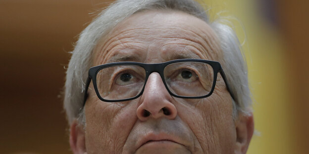 Jen-Claude Juncker blickt nach oben Jen-Claude Juncker blickt nach oben