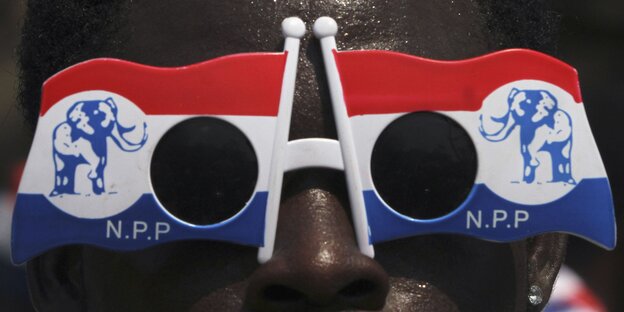 Ein Gesicht hinter einer Wahlkampf-Sonnenbrille Ein Gesicht hinter einer Wahlkampf-Sonnenbrille