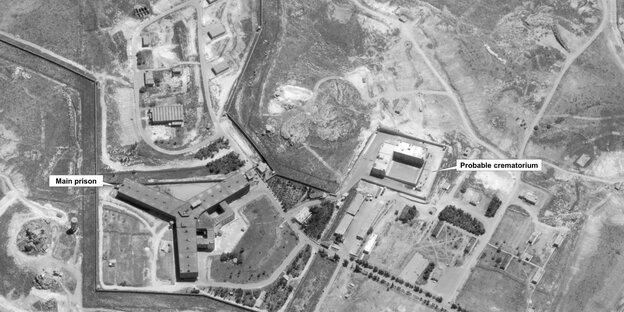 ein Satellitenbild in schwarz-weiß zeigt mehrere Gebäude ein Satellitenbild in schwarz-weiß zeigt mehrere Gebäude
