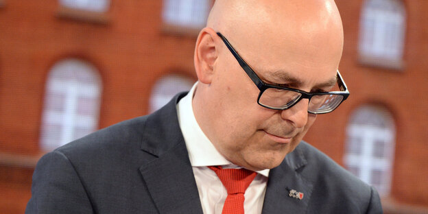 Torsten Albig, Ministerpräsident und SPD-Spitzenkandidat für die Landtagswahl, guckt traurig nach unten Torsten Albig, Ministerpräsident und SPD-Spitzenkandidat für die Landtagswahl, guckt traurig nach unten