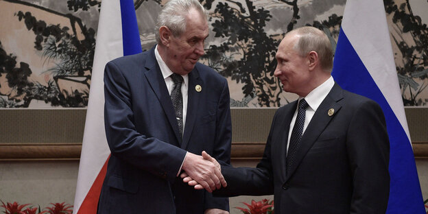 Zeman und Putin schütteln sich die Hand Zeman und Putin schütteln sich die Hand