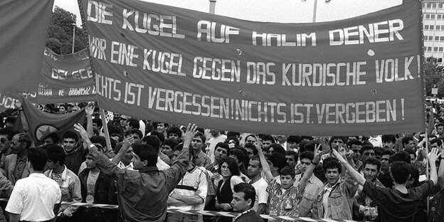 Kurden protestieren mit Transparenten in Hannover Kurden protestieren mit Transparenten in Hannover