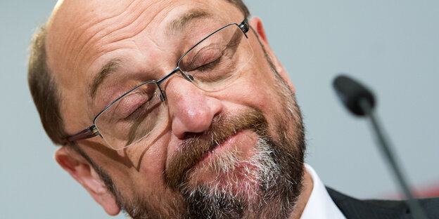 Martin Schulz schließt die Augen Martin Schulz schließt die Augen