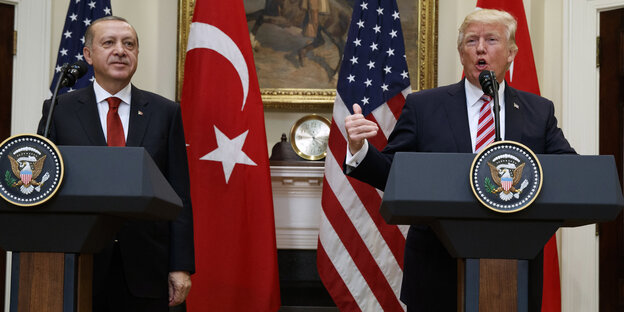 Erdogan und Trump hinter Stehpulten Erdogan und Trump hinter Stehpulten