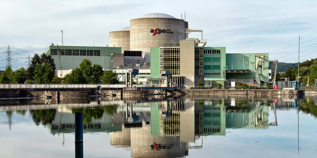 Atomkraftwerk Beznau an der Aaar im Kanton Aargau Atomkraftwerk Beznau an der Aaar im Kanton Aargau