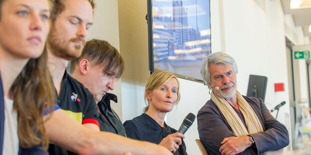 Einige Menschen, darunter Marietta Piekenbrock und Chris Dercon Einige Menschen, darunter Marietta Piekenbrock und Chris Dercon