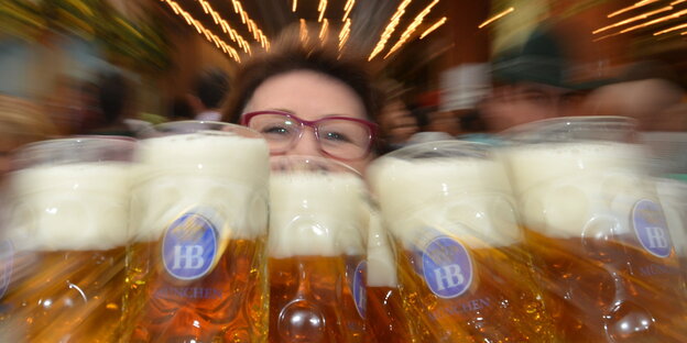 Eine Frau mit vielen Bieren Eine Frau mit vielen Bieren