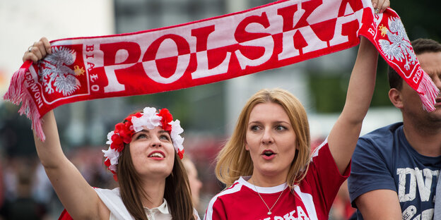 Zwei Frauen mit Polen-Schal Zwei Frauen mit Polen-Schal
