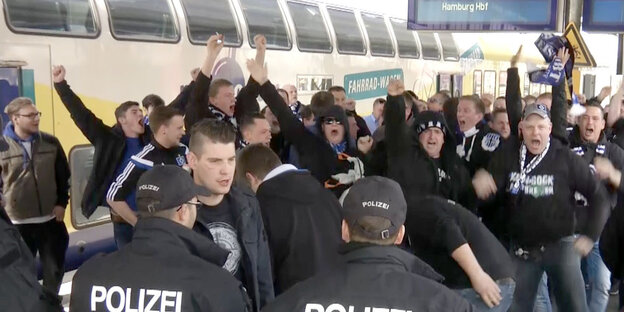 Polizisten und HSV-Fans Polizisten und HSV-Fans