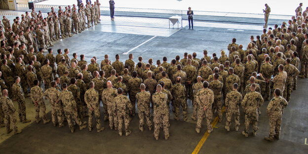 Soldaten im Luftwaffenstützpunkt Incirlik versammeln sich bei einem Besuch von Ursula von der Leyen Soldaten im Luftwaffenstützpunkt Incirlik versammeln sich bei einem Besuch von Ursula von der Leyen