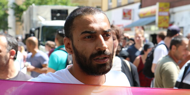 Selami Prizreni mit einem Transparent auf einer Demo Selami Prizreni mit einem Transparent auf einer Demo