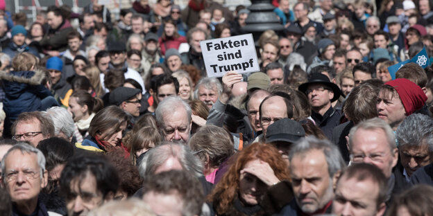 Viele Menschen und ein Schild "Fakten sind Trump" Viele Menschen und ein Schild "Fakten sind Trump"