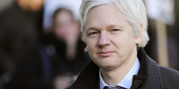 Wikileaks-Gründer Julian Assange auf einer Straße (Archivbild) Wikileaks-Gründer Julian Assange auf einer Straße (Archivbild)