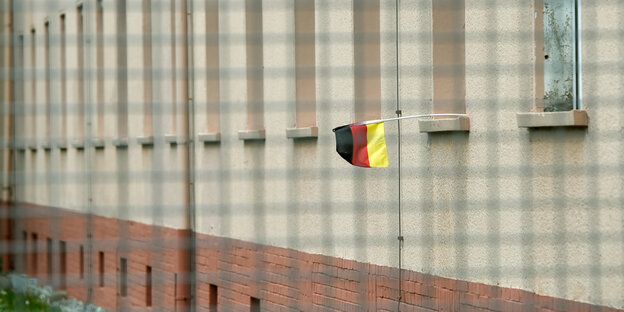 Kaserne, Deutschlandfahne am Fenster Kaserne, Deutschlandfahne am Fenster