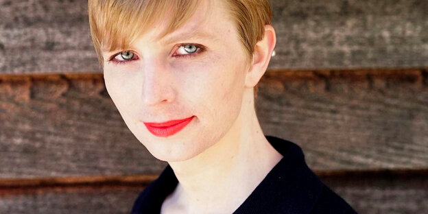 Chelsea Manning blickt in die Kamera Chelsea Manning blickt in die Kamera