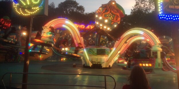 Eine Karuell in der Dämmerung, bunt beleuchtet Eine Karuell in der Dämmerung, bunt beleuchtet