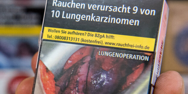 Schockfoto einer Lungenoperation auf einer Zigarettenpackung Schockfoto einer Lungenoperation auf einer Zigarettenpackung