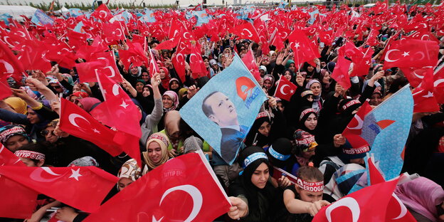 Demonstration, viele Türkeifahnen in der Luft. Ein Porträt von Erdogan wird getragen Demonstration, viele Türkeifahnen in der Luft. Ein Porträt von Erdogan wird getragen