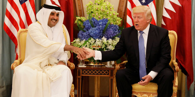 Katars Scheich Tamim bin Hamad al-Thani und Donald Trump reichen sich die Hand Katars Scheich Tamim bin Hamad al-Thani und Donald Trump reichen sich die Hand
