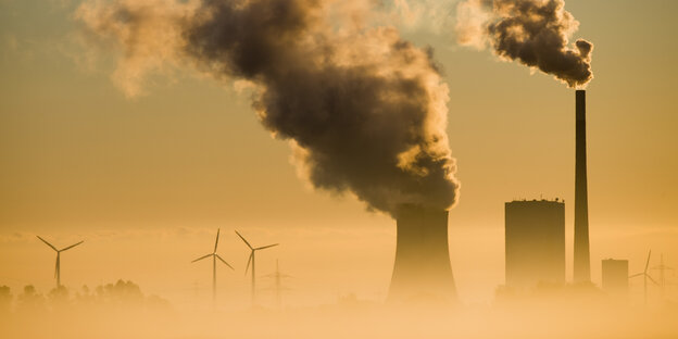 Windräder neben einem Kohlekraftwerk