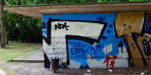 Ein mit Graffitti verziertes Toilettenhäuschen im Berliner Tiergarten. Es ist der Treffpunkt für junge männliche Prostituierte Ein mit Graffitti verziertes Toilettenhäuschen im Berliner Tiergarten. Es ist der Treffpunkt für junge männliche Prostituierte