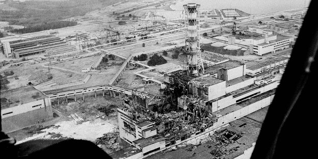 Luftbild vom komplett zerstörten AKW Tschernobyl Luftbild vom komplett zerstörten AKW Tschernobyl