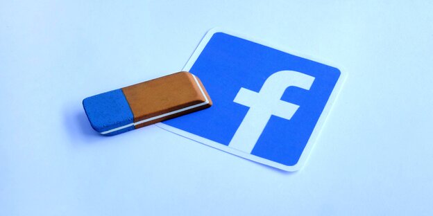 Radiergummi neben dem Facebook-Logo Radiergummi neben dem Facebook-Logo