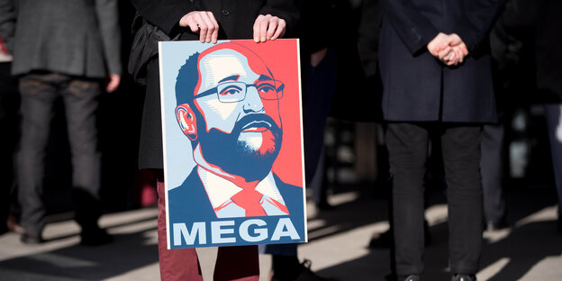 Ein Plakat mit dem Bild von Martin Schulz und dem Slogan "Mega". Ein Plakat mit dem Bild von Martin Schulz und dem Slogan "Mega".
