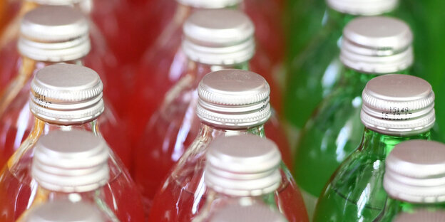 Flaschen mit roter und grüner Flüssigkeit gefüllt Flaschen mit roter und grüner Flüssigkeit gefüllt