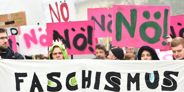 Demnstration mit mehreren Transparenten mit den Worten Faschismus und Nö. Demnstration mit mehreren Transparenten mit den Worten Faschismus und Nö.