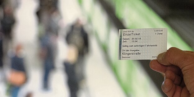 Einzelticket, im Hintergrund ein Bahnsteig Einzelticket, im Hintergrund ein Bahnsteig